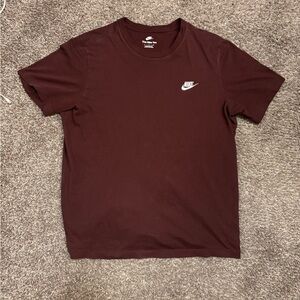 Nike Sportswear Club Men's Maroon Tee